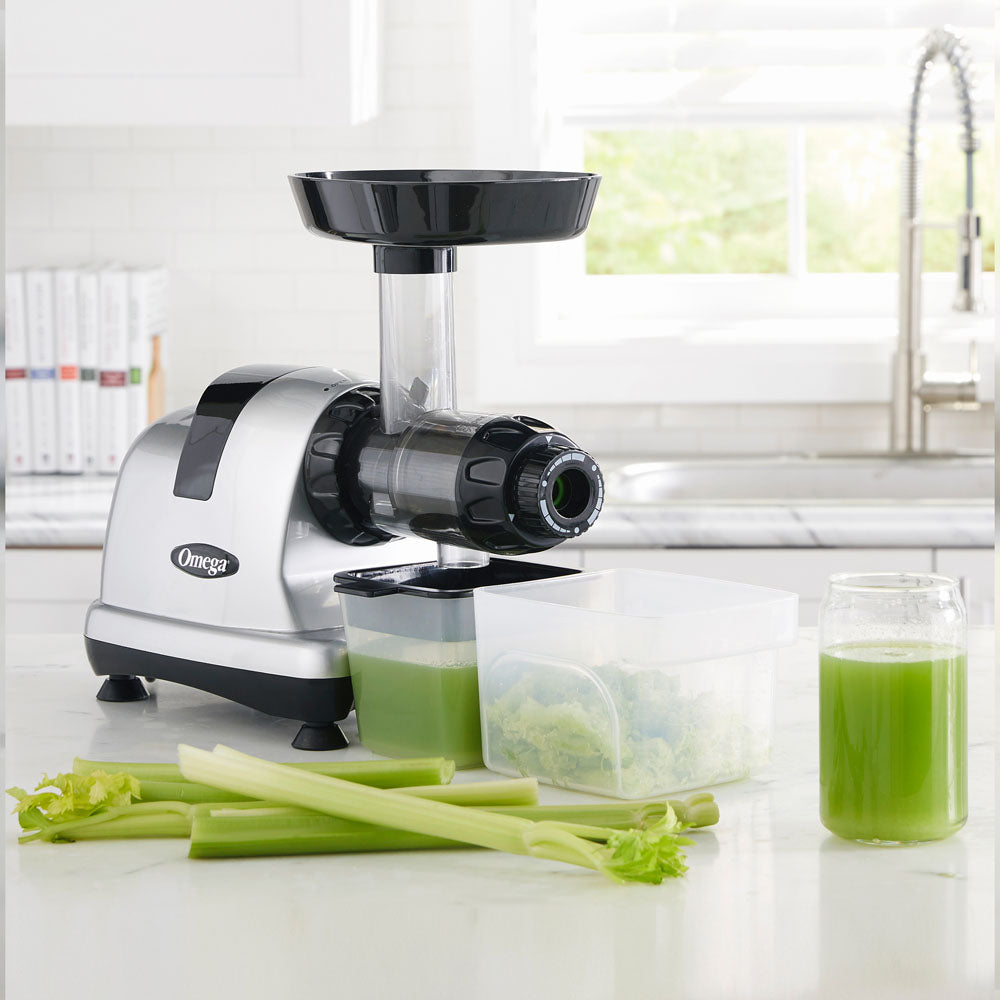 Extracteur de jus horizontal Omega MM900HDS, avec bouchon pour céleri et récipients pour le jus et la pulpe